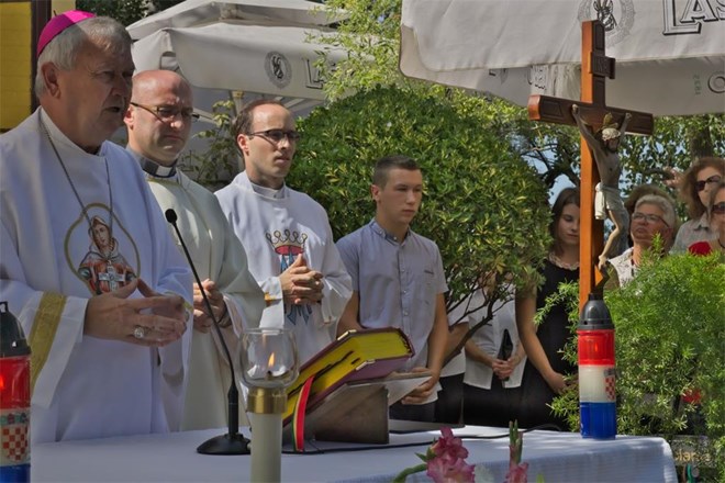 Biskup Mrzljak na 25. godišnjici kapele Kraljice Mira u Zaveščaku: “Pozvani smo biti graditelji mira”